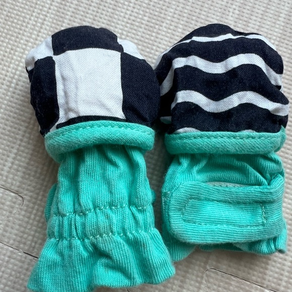 LOVEVERY organic cotton high contrast newborn mits - Picture 4 of 4